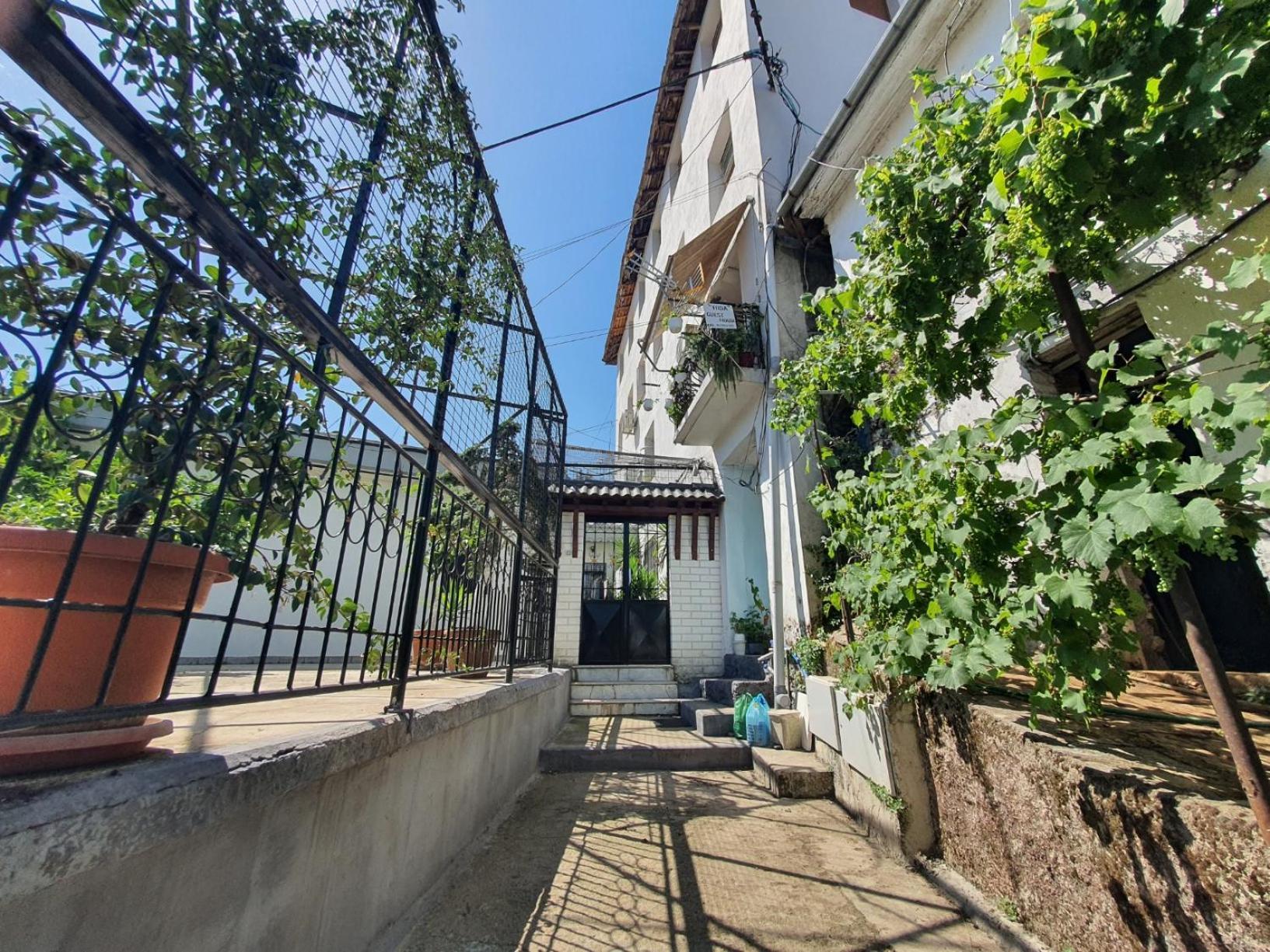 Hida Guest House Гірокастра Екстер'єр фото